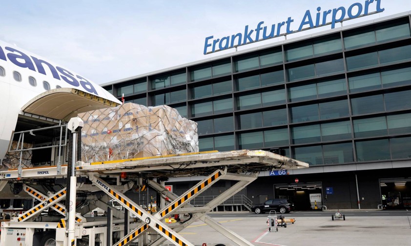 Frachtverladung am Frankfurter Flughafen: Luftpost macht den Unterschied.