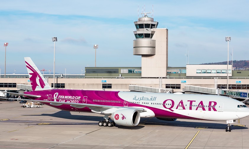 Qatar Airways stellt den ersten Flieger vor, der eine Speziallackierung zur Fußball-Weltmeisterschaft 2022 trägt.
