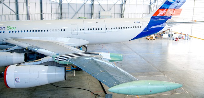...glatt, damit keine Turbulenzen an Unebenheiten entstehen können.