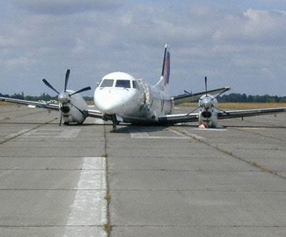 Die verunglückte Saab 2000 von Swiss in Werneuchen: Trug noch Crossair-Lackierung.