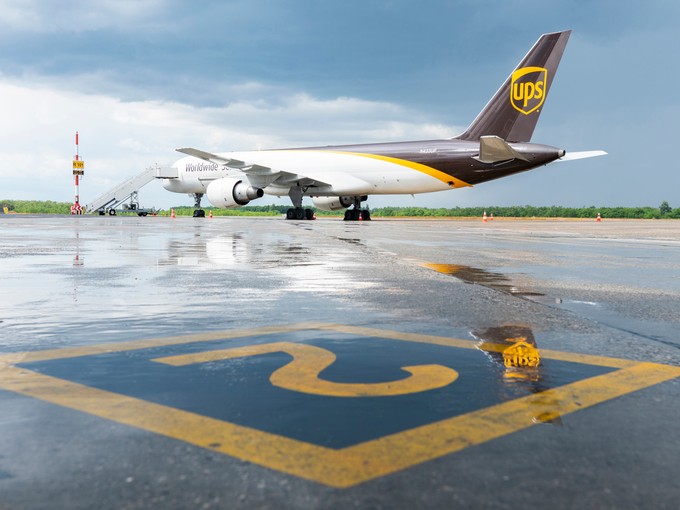 …rettet das Frachtgeschäft das wirtschafliche Überleben. Im Bild eine Boeing 757 der UPS