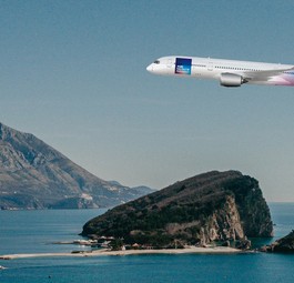 Flugzeug von Air Montenegro über der Küste.