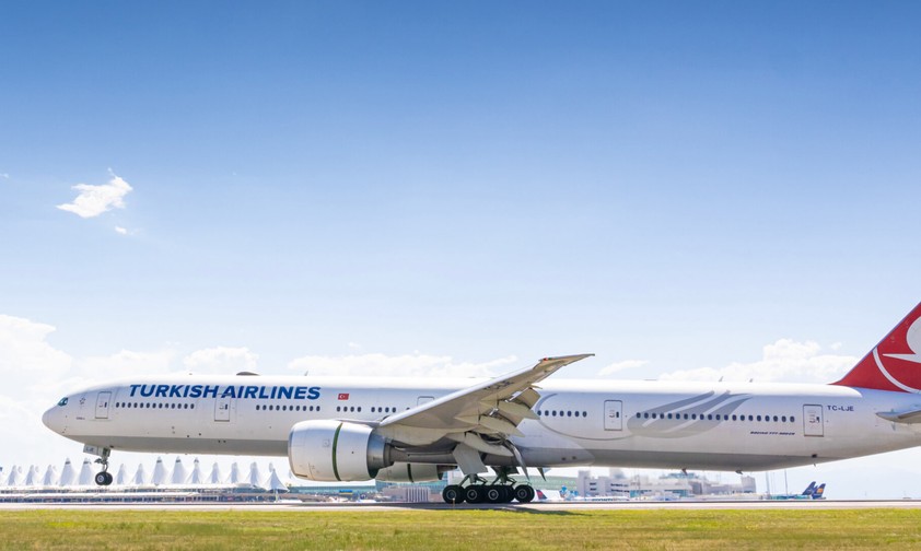 TC-LJE (hier in Denver): Die Boeing 777-300 ER stellte für Turkish Airlines einen Rekord auf. 