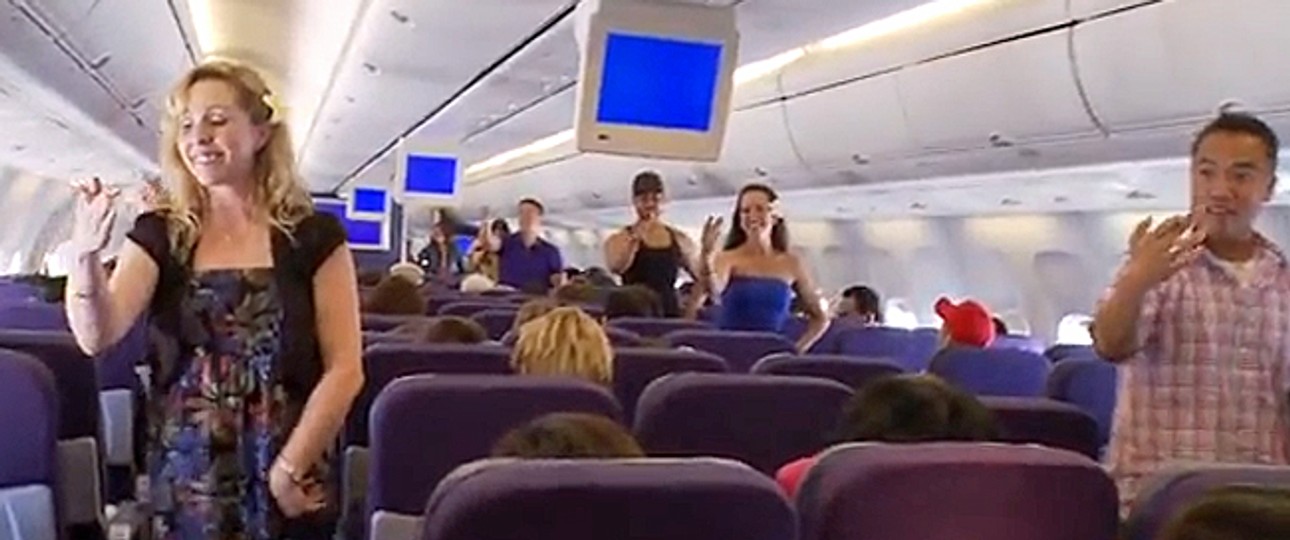 Flashmob an Bord: Plötzlich tanzen die Passagiere.