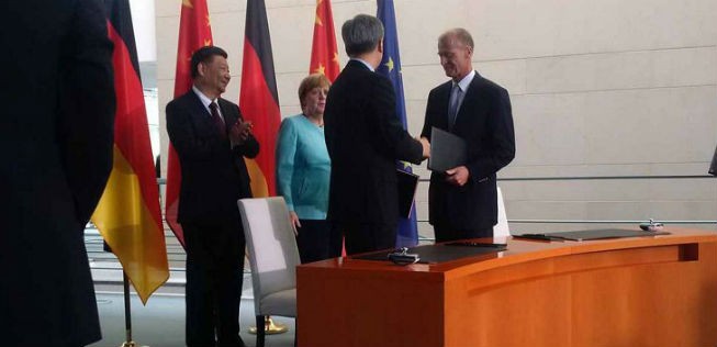 Die Regierungschefs waren dabei: Airbus-Chef Tom Enders und CAS-Chef Sun Bo bei der Vertragsunterzeichnung.