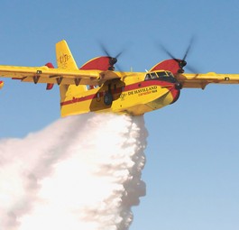 Canadair 515:  De Havilland Canada verspricht, dass der Flieger täglich bis zu 700.000 Liter Wasser ins Brandgebiet bringen kann.