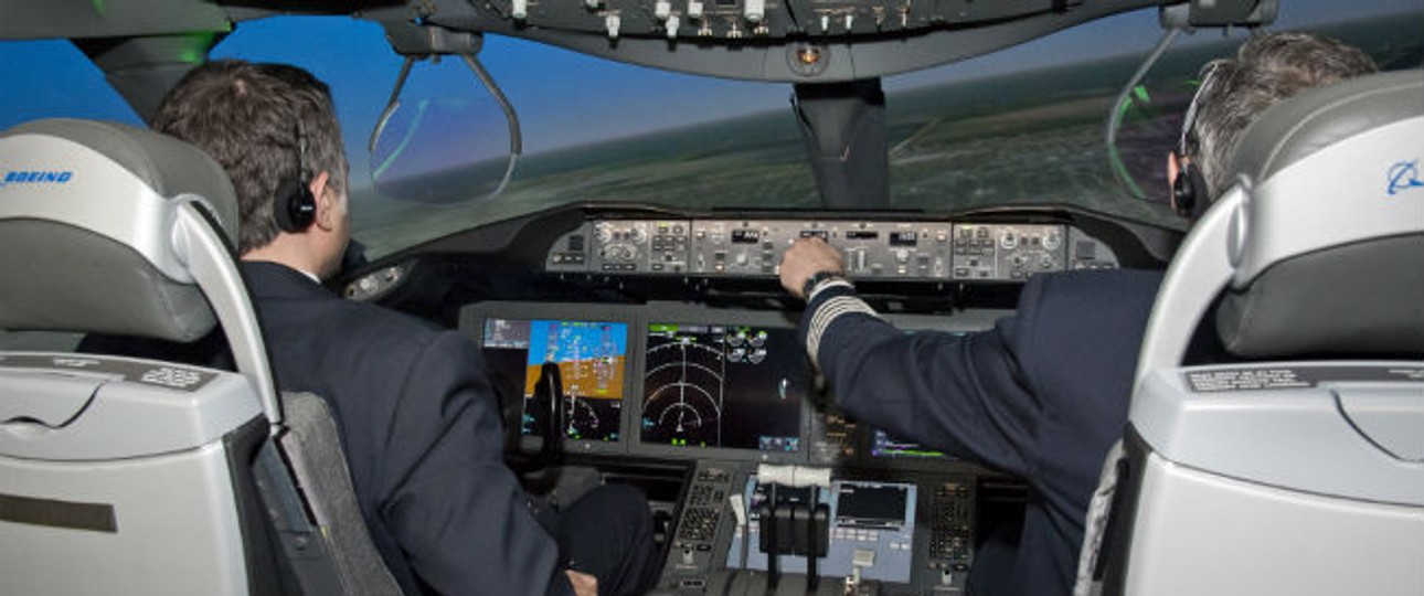 Piloten im Dreamliner-Simulator: Noch in diesem Jahr soll ein Algorithmus mit Simulatorflüge starten.