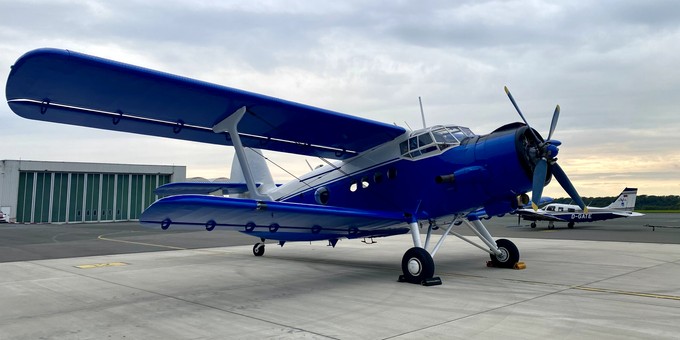 Die Antonov An-2 mit dem Kennzeichen D-FOKY am ...