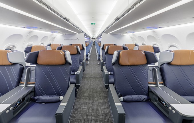 In der Premium Economy sind zwölf Sitze in einer 2-2-Konfiguration zu finden. Der Sitzabstand beträgt 94 Zentimeter (37 Zoll), die Sitzbreite 53 Zentimeter (21 Zoll). 
