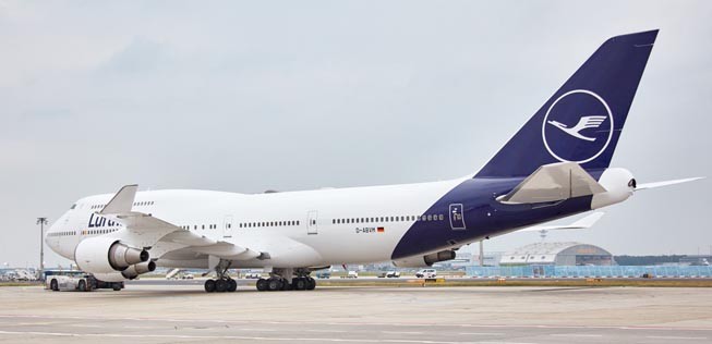 Hier ist sie, die D-ABVM. Die Boeing 747 trägt als erste die korrigierte neue Bemalung von Lufthansa.