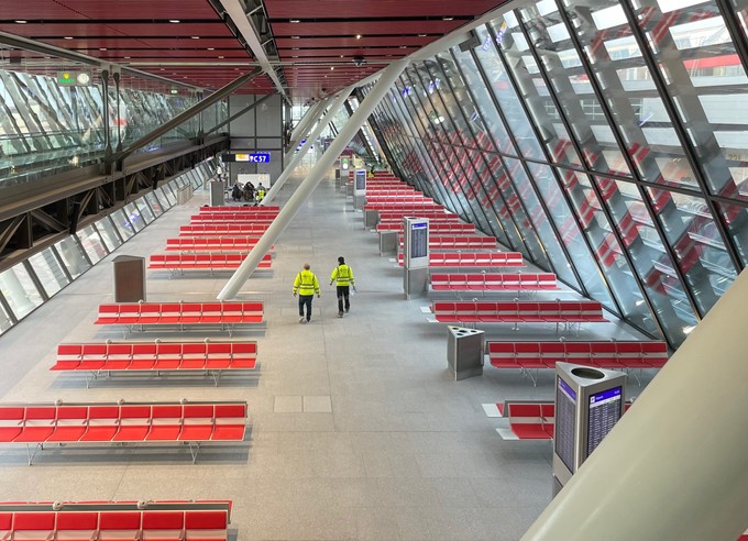 Entworfen wurde der Aile Est von Graham Stirk vom Londoner Architekturbüro Rogers Stirk Harbour + Partners und umgesetzt vom Genfer Büro Jacques Bugna.