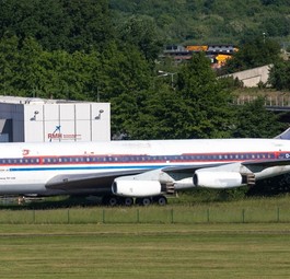 Die Boeing 707 am Flughafen Hamburg: Das Flugzeugzeug wurde für die Zerlegung von seinem bisherigen Standplatz ...