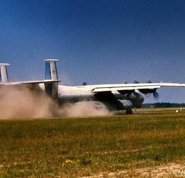 Eine Antonov An-22 landet in einem Feld: Ein Wunderwerk.