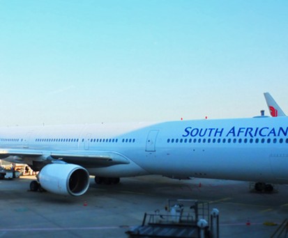 Der Airbus A340-600 von South African Airways, hier am Gate in Frankfurt.