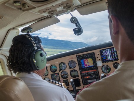 Zwei Personen in einem Kleinflugzeug: IOn den USA sollen mehr Flugschulen Prüfungen abnehmen dürfen.