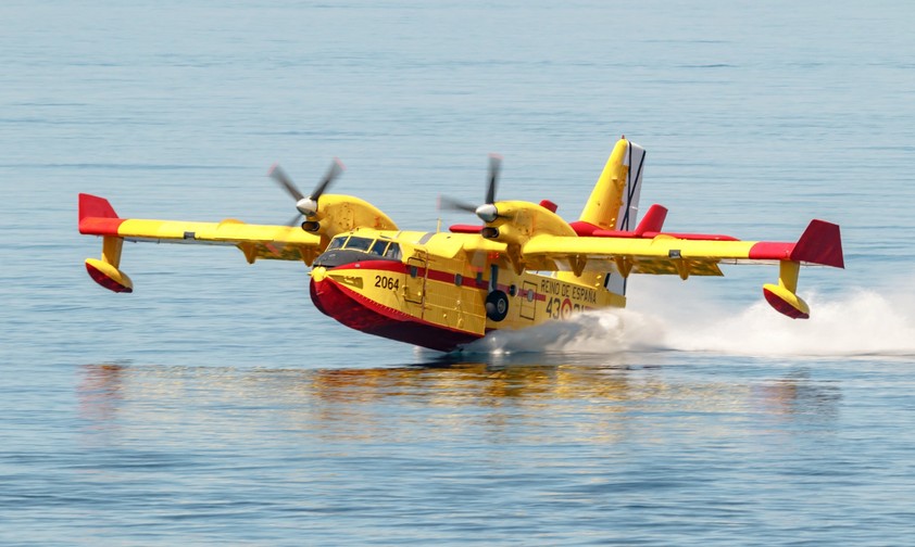 Canadair CL-415 beim Wasser tanken: Das Flugzeug ist Teil des EU-Katastrophenschutzes.