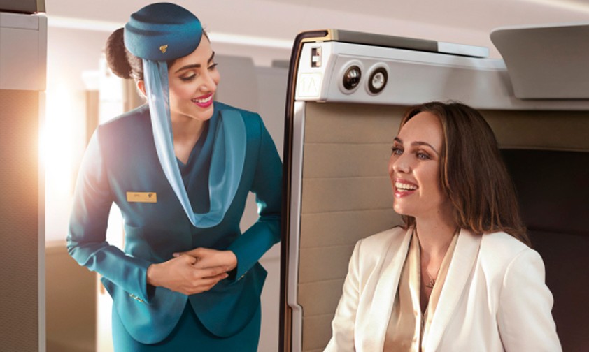 Die neuen Uniformen von Oman Air: Türkis ist die prägende Farbe.