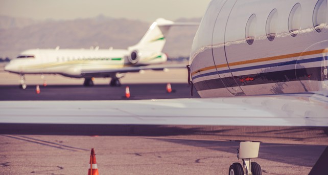 Business Jets an einem Flughafen: 2023 gab es fast 3,6 Millionen Privatjetflüge.
