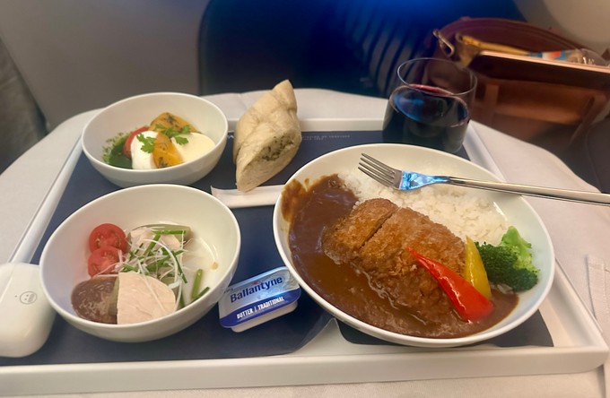 Das Abendessen - aufgrund der durch die Turbulenzen verlorenen Zeit gleichzeitig serviert: Kalte Vorspeisen und ein vegetarisches Schnitzel mit Curry.