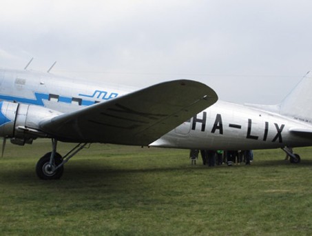 Die Li-2 in der Retrobemalung der ungarischen Fluggesellschaft Malev, welche im Jahre 1946 gegründet wurde. Wegen Liquiditätsproblemen musste sie den Flugbetrieb im Jahre 2012 einstellen.