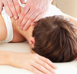 Chiropraktiker: Am Chiroport im Terminal C des Flughafens in Minneapolis/ St. Paul werden schmerzende Rücken und verspannte Schultern wieder eingerenkt.