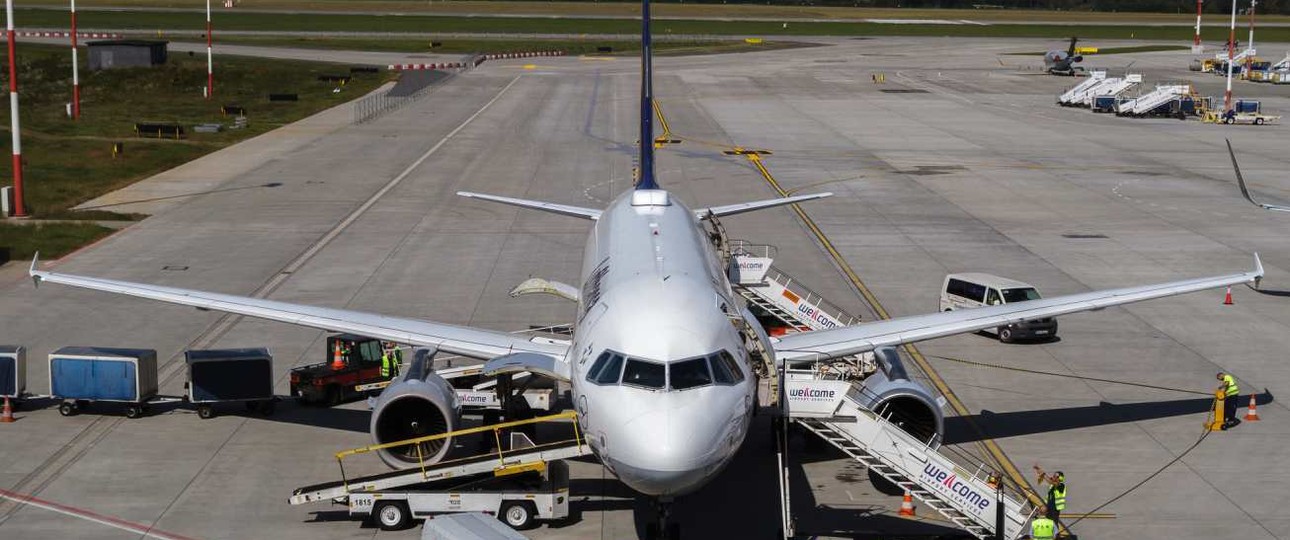 Ein Airbus A319 von Lufthansa: In Salzburg ist die D-AILE mit einem Service wagen kollidiert.