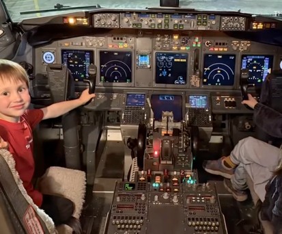 Der Junge mit seiner Schwester im Cockpit einer Southwest-Boeing: Er wurde vim Airlinechef eingeladen.