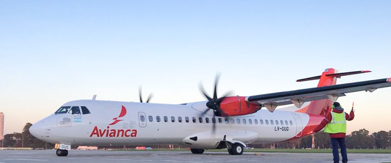 Bodenmitarbeiter weist ATR 72-600 von Avianca Argentina ein: In der Luft kam es zu einem Wortgefecht zwischen Piloten und Lotsin.