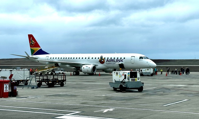 Embraer E190 von Airlink am Flughafen St. Helena: Auf einem Flug saß auch eine infizierte Frau. 