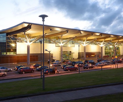In der Kategorie «Unter 5 Millionen Passagiere» heißt der Sieger Cork Airport. Die Jury lobt den irischen Flughafen für die gute Unterstützung von Passagieren mit Behinderung und für Sicherheitsmaßnahmen wie etwa eine Drohnen-Aufklärungskampagne. Auch Investitionen in Gastronomie mit lokalen Produkten, der Ausbau des Streckennetzes und die hohe Pünktlichkeit trugen zum Sieg bei.