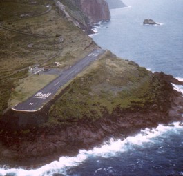 Platz 10: Der Juancho E. Yrausquin Airport, Saba, Niederländische Antillen wurde auf die Klippen gebaut und ist so kurz, dass die Landung selbst mit einer Cessna eine echte Herausforderung ist.