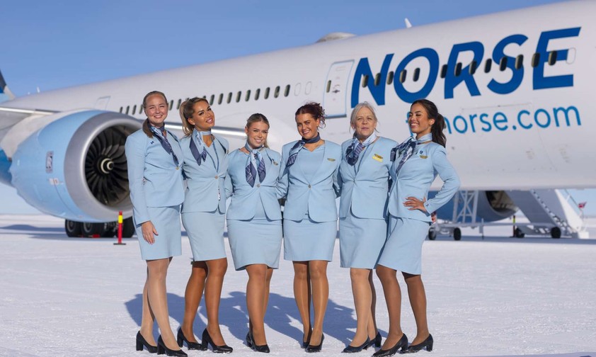 Die Crew vor dem Flugzeug.