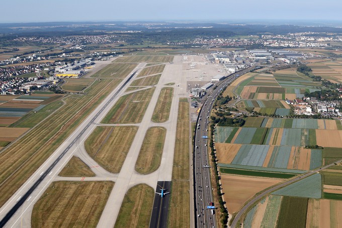 Der Flughafen Stuttgart: Zu Beginn des Jahres verbuchte der Flughafen ein starkes Wachstum. Im Laufe des Jahres verkehrten hier <span data-sheets-value="{&quot;1&quot;:3,&quot;3&quot;:3199139}" data-sheets-userformat="{&quot;2&quot;:579,&quot;3&quot;:{&quot;1&quot;:2,&quot;2&quot;:&quot;#,##0&quot;,&quot;3&quot;:1},&quot;4&quot;:{&quot;1&quot;:2,&quot;2&quot;:16777215},&quot;9&quot;:2,&quot;12&quot;:0}">3.199.139</span> Fluggäste.