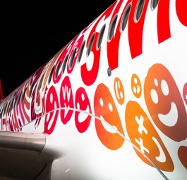 Airbus A220-300 mit Spezialbemalung: Swiss fliegt im Sommer von Genf aus zu zwei deutschen Lufthansa-Drehkreuzen.