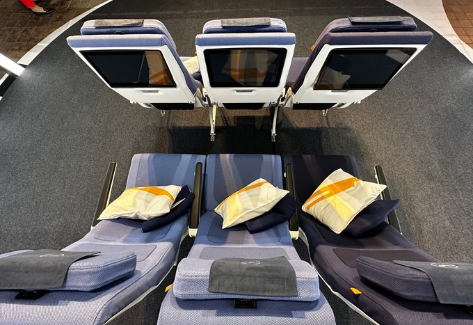 Lufthansa baut neue Sitze in die Economy Class ihrer neuen Langstreckenflugzeuge.