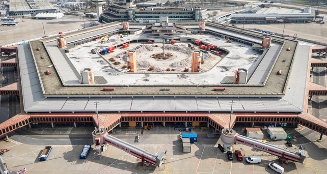 Der Flughafen Tegel im Sommer 2024 aus der Luft. Die Entkernung läuft.