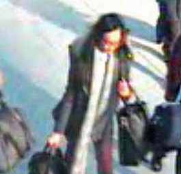 Britische Teenager am Flughafen Gatwick: Wie diese drei Mädchen sollen nicht weitere junge Menschen nach Syrien reisen können, um sich der Terrororganisation IS anschliessen zu können.