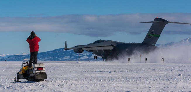 Eine C-17 startet am Phoenix Airfield.