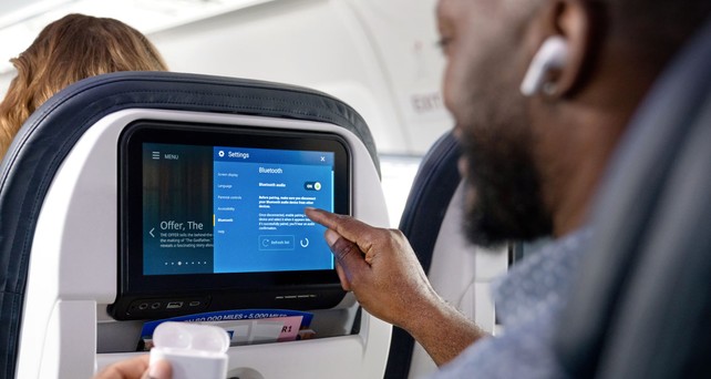 Reisender bei United mit Kopfhörern: So soll es sein. 