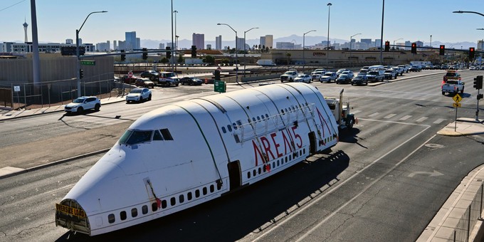 ... Varig-Jumbo-Jets in die Area 15 transportiert. Dazu musste sie mit einem Schwerlaster ...