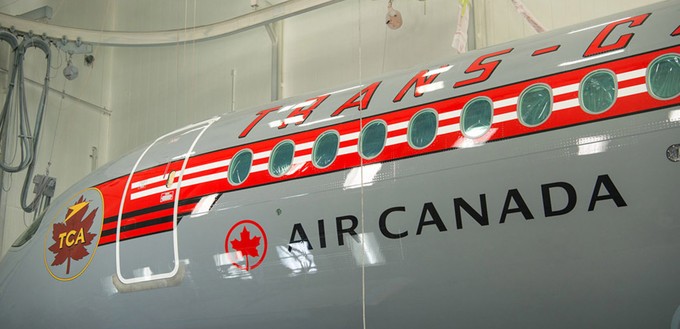 Neuer Airbus A220-300 von Air Canada mit historischer Bemalung: Der Jet hat einen kleinen Air-Canada-Schriftzug und ...