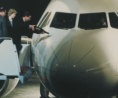 1981 entschied sich Airbus intern für den Bau des A320. Im Februar 1987 wurde der Flieger dann in Toulouse der Öffentlichkeit vorgestellt - mit Prinz Charles und Lady Diana als Ehrengästen. Im selben Monat erfolgte der Jungfernflug. Erstkunden des neuen Kurz- und Mittelstreckenjets waren British Caledonian und Air France.
