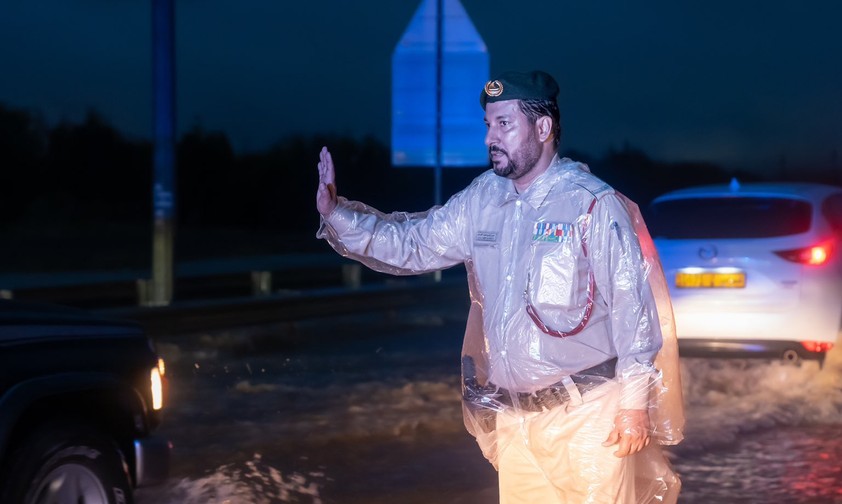 Polizist regelt, wer durch kann: In Dubai herrscht Chaos.