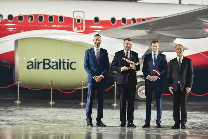 Lettlands Präsident Raimonds Vējonis (Zweiter von links) und Air-Baltic-Chef Martin Gauß (Vierter) freuen sich.