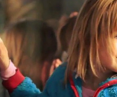 Leuchtende Kinderaugen: Air Baltics Gruss zur Adventszeit.