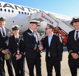 Qantas-Chef Joyce (mit Sonnenbrille) und die Crew des ersten Testflugs: Bleibt es bei Tests oder wird Project Sunrise Realität?