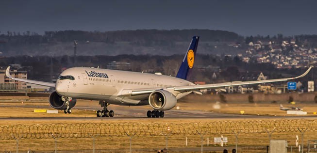 Airbus A350 von Lufthansa in Stuttgart.