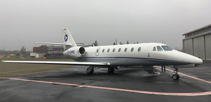 Hahn Airs Cessna C680 Sovereign mit der Kennung D-CHRE am Flughafen Düsseldorf.