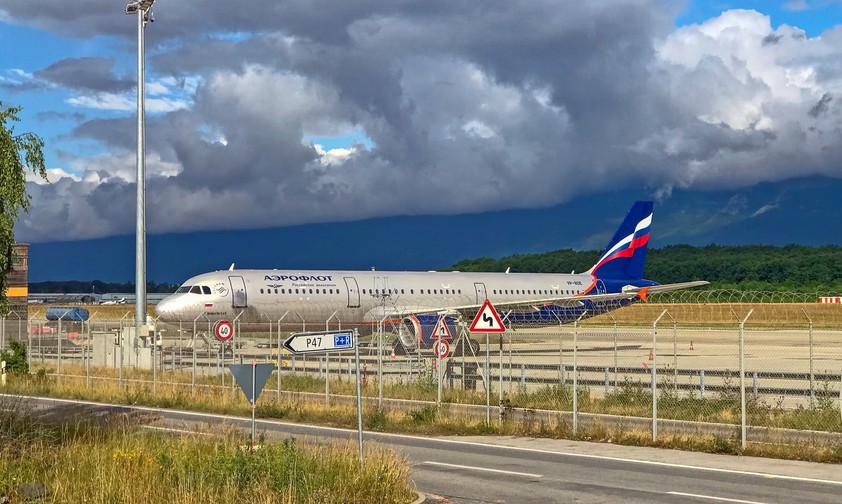 Airbus A321 von Aeroflot in Genf (Archivbild 2022): Steht noch immer am Flughafen - und verwittert.