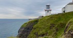 Erhabene Lage des Blackhead Lighthouse nordöstlich von Belfast, Nordirland